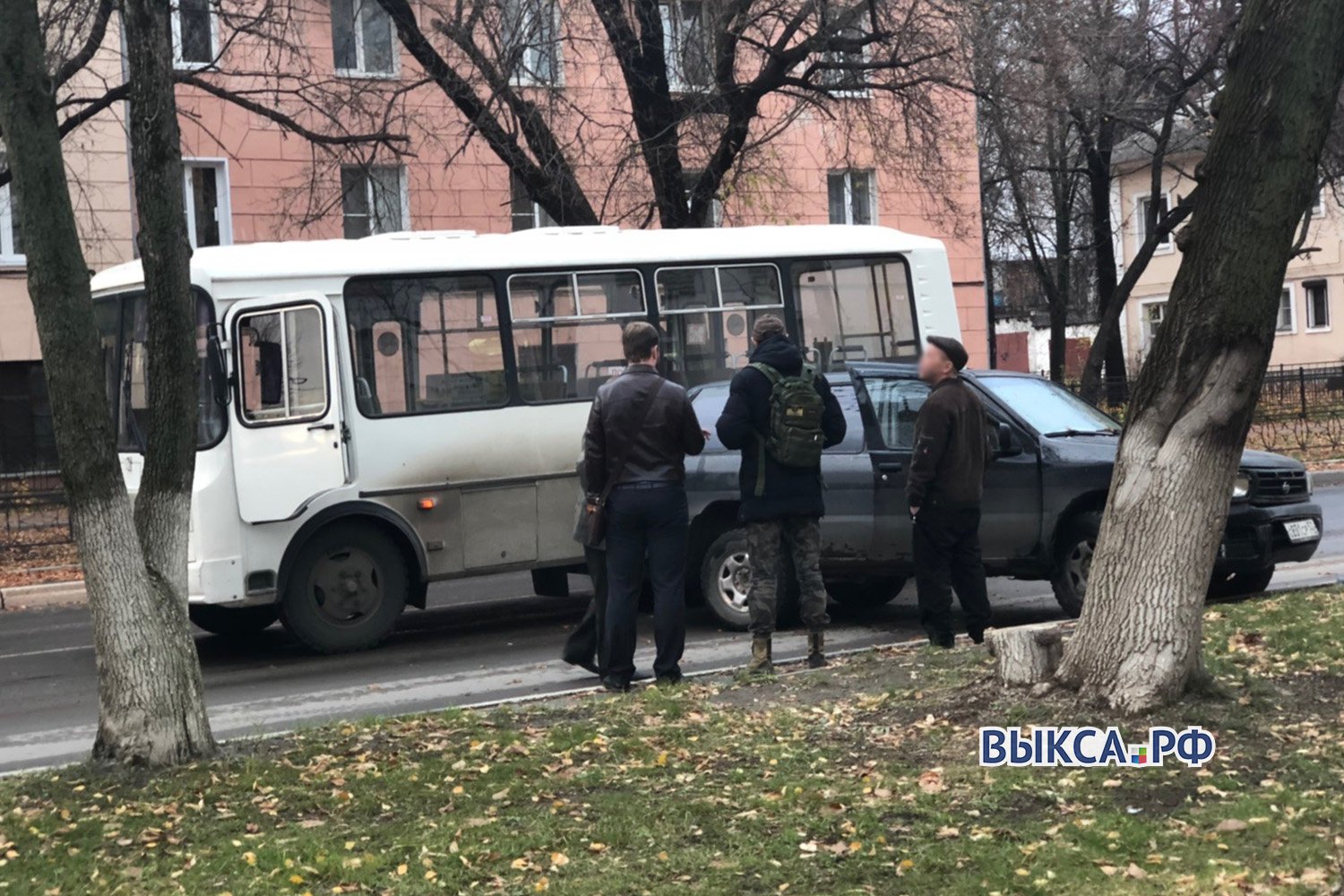 ПАЗ и внедорожник столкнулись у восьмой школы